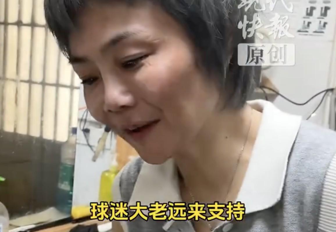 星空投注-取得苏超首胜后,常州球迷一同前往主教练爱人面馆打卡