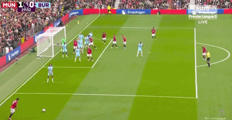 星空投注-曼联赛季首胜！B费压哨点球绝杀，8战伯恩利不败，迪亚洛造点