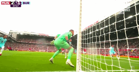 星空投注-曼联赛季首胜！B费压哨点球绝杀，8战伯恩利不败，迪亚洛造点