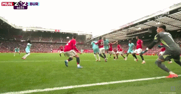 星空投注-曼联赛季首胜！B费压哨点球绝杀，8战伯恩利不败，迪亚洛造点