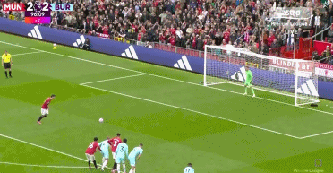 星空投注-曼联赛季首胜！B费压哨点球绝杀，8战伯恩利不败，迪亚洛造点