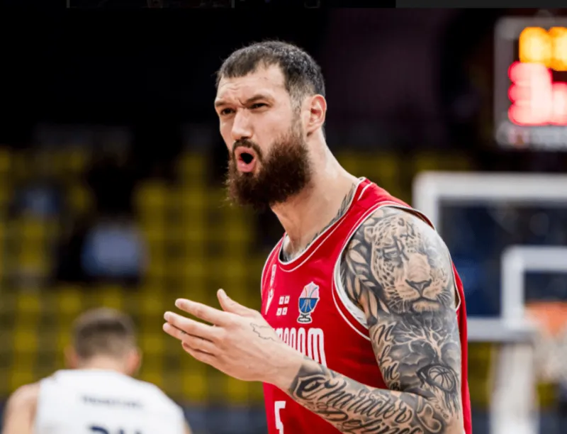 星空体育-马穆凯拉什维利半场5中2，三分2中1，得到8分4助攻