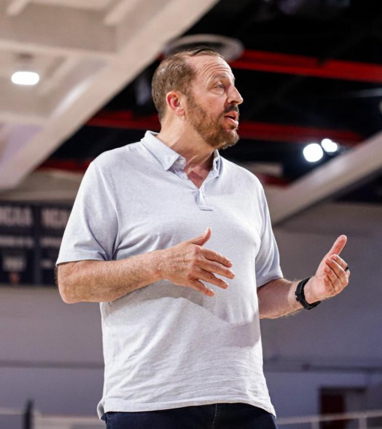 星空官网-瘦了很多！锡伯杜现身圣约翰大学 指导球员训练