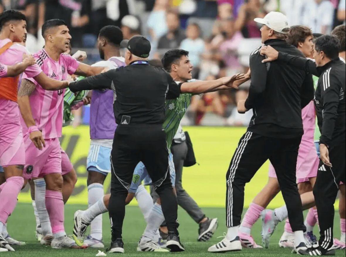 向对手吐口水！38岁苏亚雷斯被禁赛6场 受害者：我还以为他要咬我