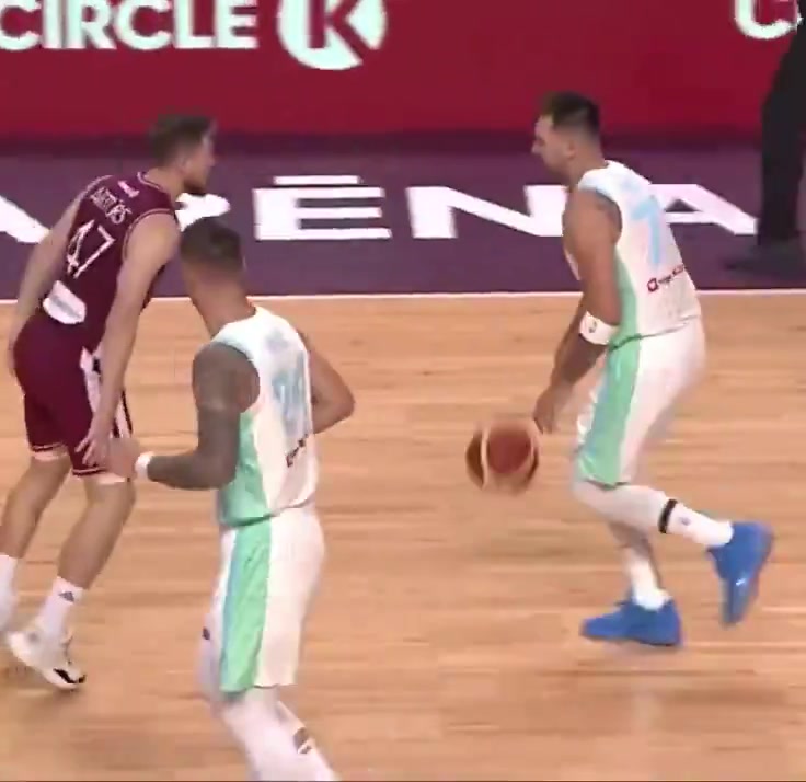 东契奇复出首秀状态火热 单节狂揽15分外加超远三分惊艳全场