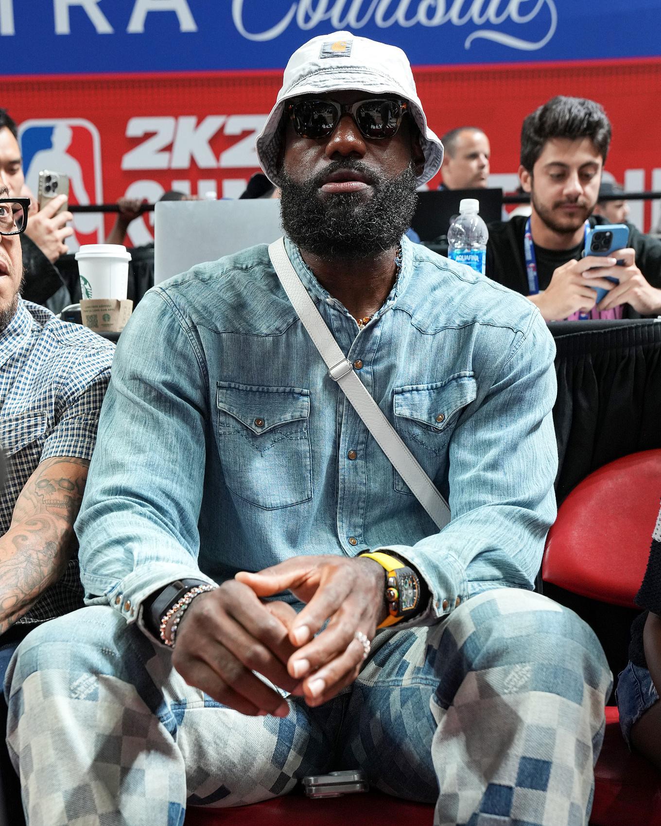 老詹不离开湖人？队记详解：商业因素&amp;amp;无更好选择&amp;amp;声明反响有限