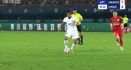 张玉宁弧顶位置起脚，皮球打在立柱上弹出