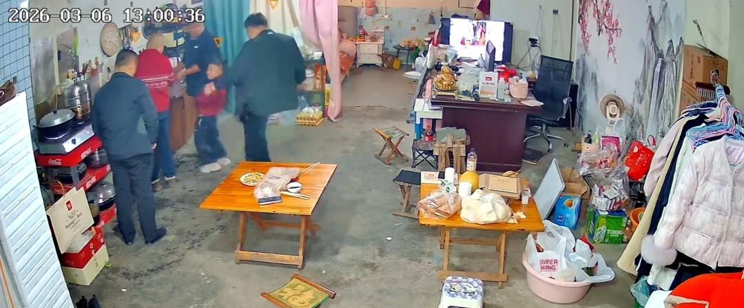 星空体育官网-没出正月就理发,舅舅暴怒狠踹6岁外甥,妈妈给舅舅赔罪发红包!