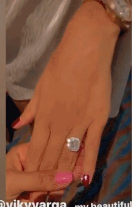 星空官网-佩莱成功向瓦尔加求婚 美妻娇羞晒出鸽子蛋大钻戒