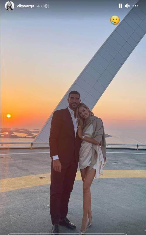 星空官网-佩莱成功向瓦尔加求婚 美妻娇羞晒出鸽子蛋大钻戒