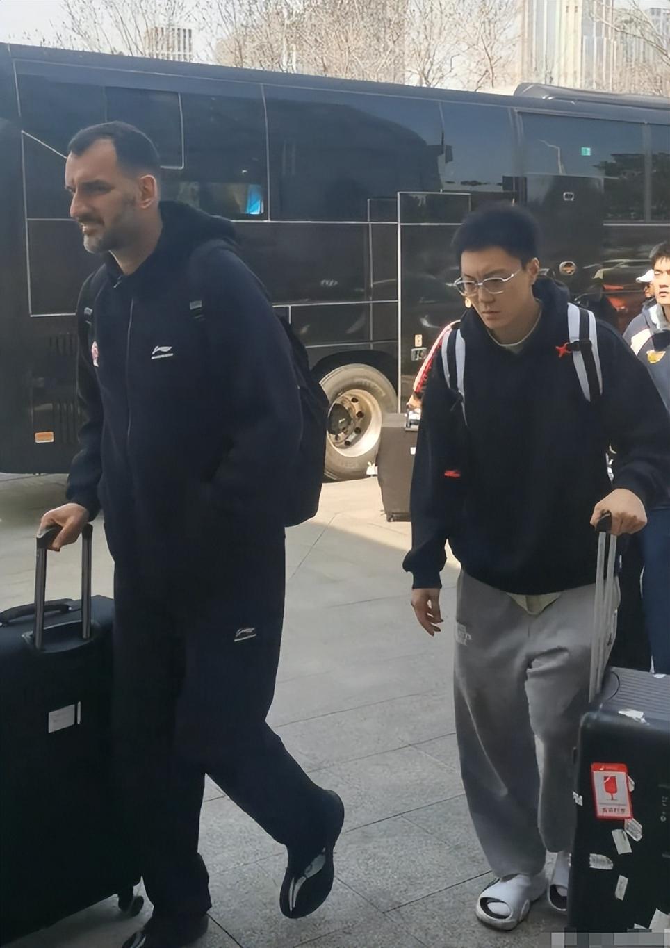 星空体育-难逃两连败？广东队出征青岛人人愁容满面，粤蜜喷：作妖就该惩罚